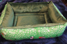 Holiday Crested Bed - Green